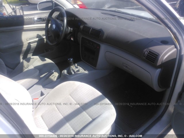 WVWMA23B9YP290877 - 2000 VOLKSWAGEN PASSAT GLS SILVER photo 5