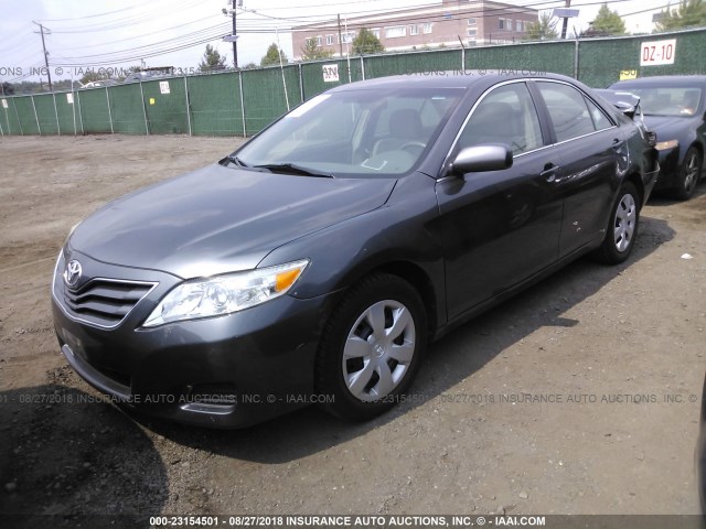 4T1BF3EK0BU608367 - 2011 TOYOTA CAMRY SE/LE/XLE ნაცრისფერი ფოტო 2