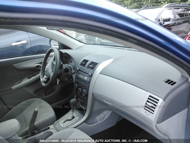 1NXBU4EE0AZ230054 - 2010 TOYOTA COROLLA S/LE/XLE Light Blue photo 5