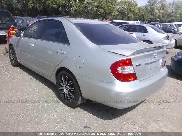 4T1BF30K22U507774 - 2002 TOYOTA CAMRY LE/XLE/SE 银色 照片 3