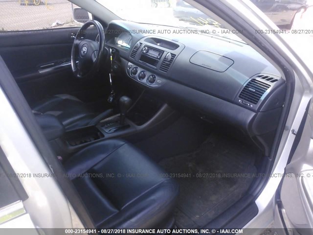 4T1BF30K22U507774 - 2002 TOYOTA CAMRY LE/XLE/SE 银色 照片 5