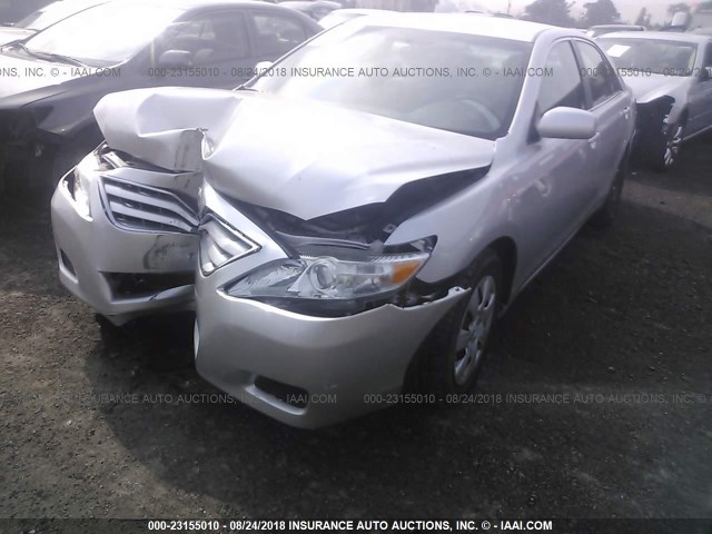 4T1BF3EKXAU096034 - 2010 TOYOTA CAMRY SE/LE/XLE ვერცხლისფერი ფოტო 2