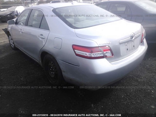 4T1BF3EKXAU096034 - 2010 TOYOTA CAMRY SE/LE/XLE ვერცხლისფერი ფოტო 3