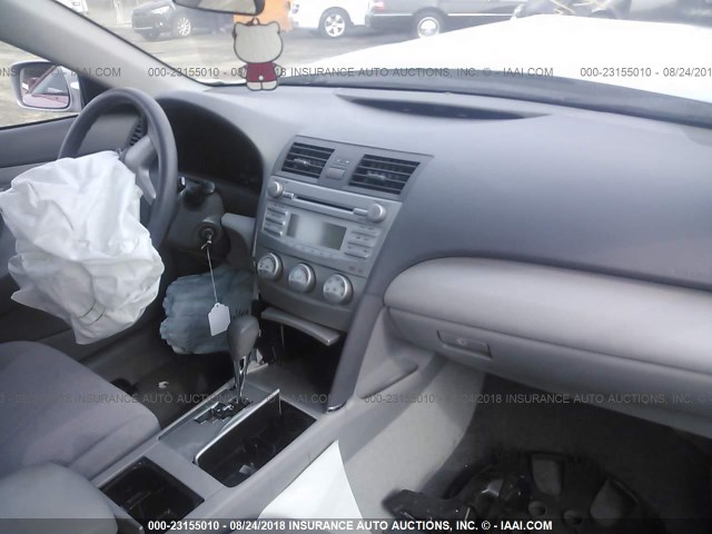 4T1BF3EKXAU096034 - 2010 TOYOTA CAMRY SE/LE/XLE ვერცხლისფერი ფოტო 5