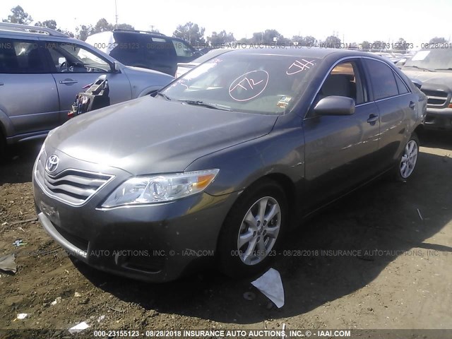 4T4BF3EK3BR151074 - 2011 TOYOTA CAMRY SE/LE/XLE ნაცრისფერი ფოტო 2