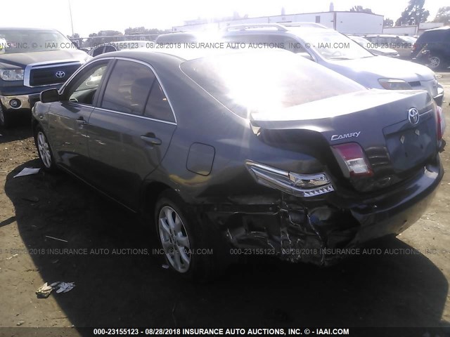 4T4BF3EK3BR151074 - 2011 TOYOTA CAMRY SE/LE/XLE ნაცრისფერი ფოტო 3