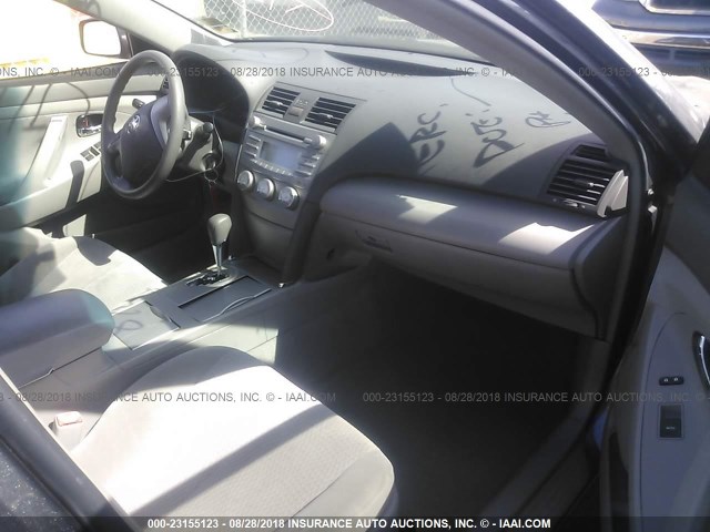4T4BF3EK3BR151074 - 2011 TOYOTA CAMRY SE/LE/XLE ნაცრისფერი ფოტო 5