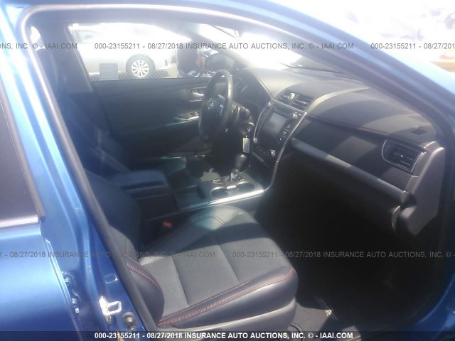 4T1BF1FK7HU646142 - 2017 TOYOTA CAMRY LE/XLE/SE/XSE 蓝色 照片 5