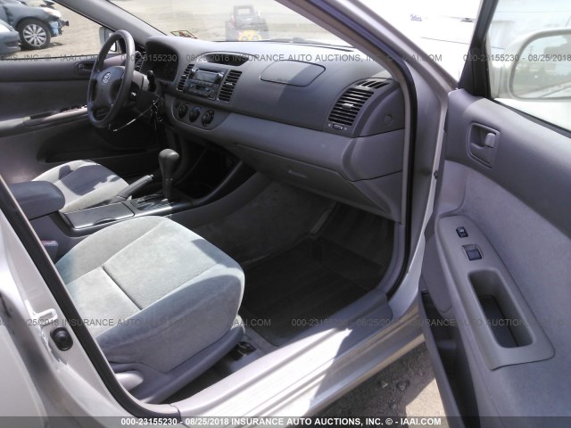 4T1BE32K92U001889 - 2002 TOYOTA CAMRY LE/XLE/SE Күміс фото 5