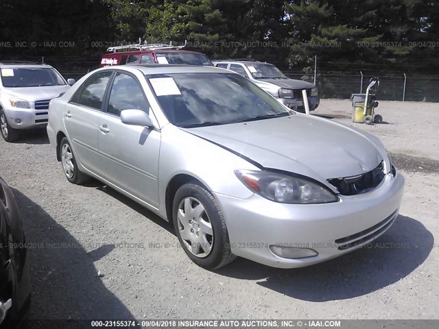 JTDBE32K220119018 - 2002 TOYOTA CAMRY LE/XLE/SE SILVER photo 1