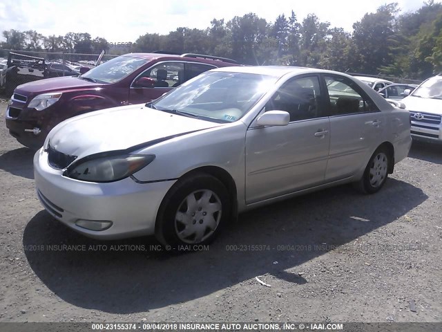 JTDBE32K220119018 - 2002 TOYOTA CAMRY LE/XLE/SE SILVER photo 2