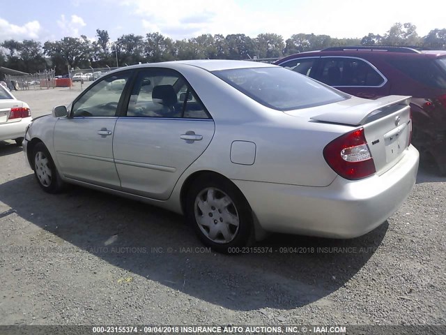 JTDBE32K220119018 - 2002 TOYOTA CAMRY LE/XLE/SE SILVER photo 3