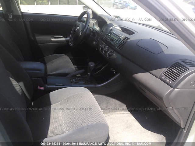 JTDBE32K220119018 - 2002 TOYOTA CAMRY LE/XLE/SE SILVER photo 5