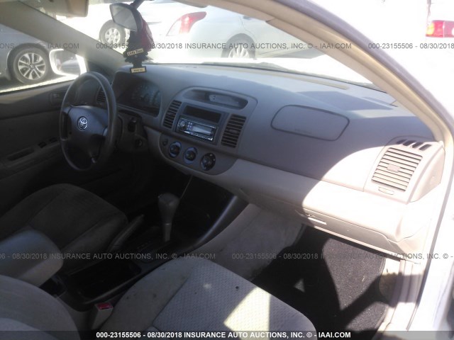 4T1BE32K52U011318 - 2002 TOYOTA CAMRY LE/XLE/SE 白色 照片 5