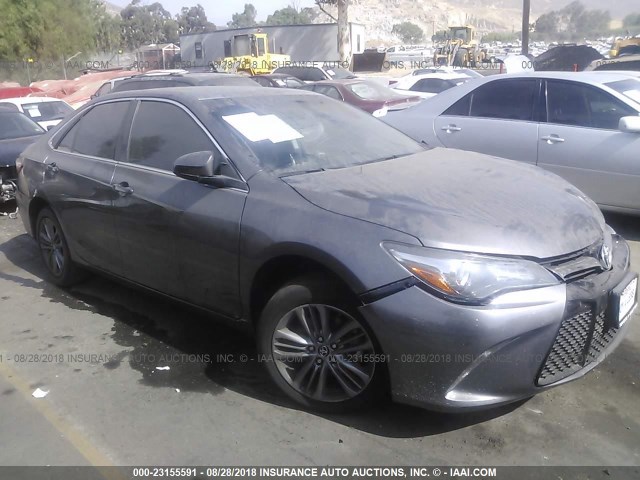 4T1BF1FK6HU359343 - 2017 TOYOTA CAMRY LE/XLE/SE/XSE 灰色 照片 1