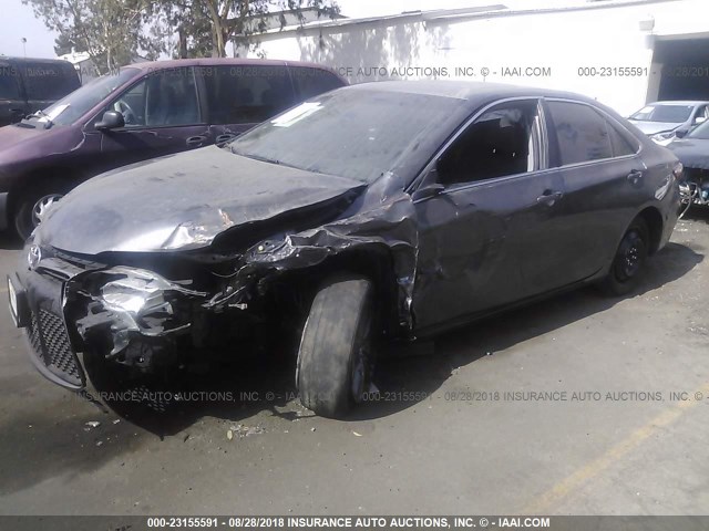 4T1BF1FK6HU359343 - 2017 TOYOTA CAMRY LE/XLE/SE/XSE 灰色 照片 2