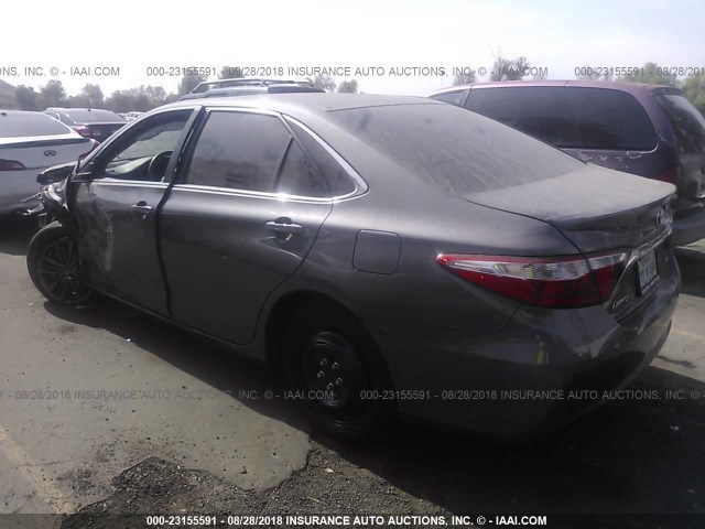 4T1BF1FK6HU359343 - 2017 TOYOTA CAMRY LE/XLE/SE/XSE 灰色 照片 3