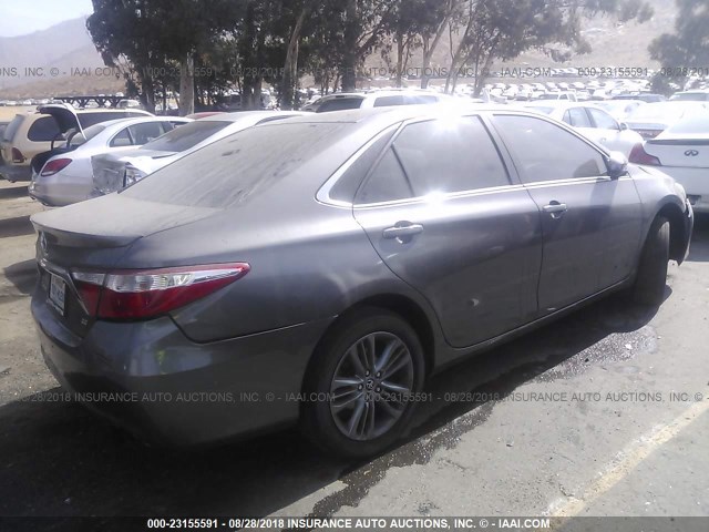 4T1BF1FK6HU359343 - 2017 TOYOTA CAMRY LE/XLE/SE/XSE 灰色 照片 4