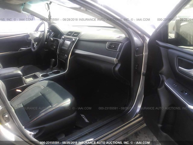4T1BF1FK6HU359343 - 2017 TOYOTA CAMRY LE/XLE/SE/XSE 灰色 照片 5