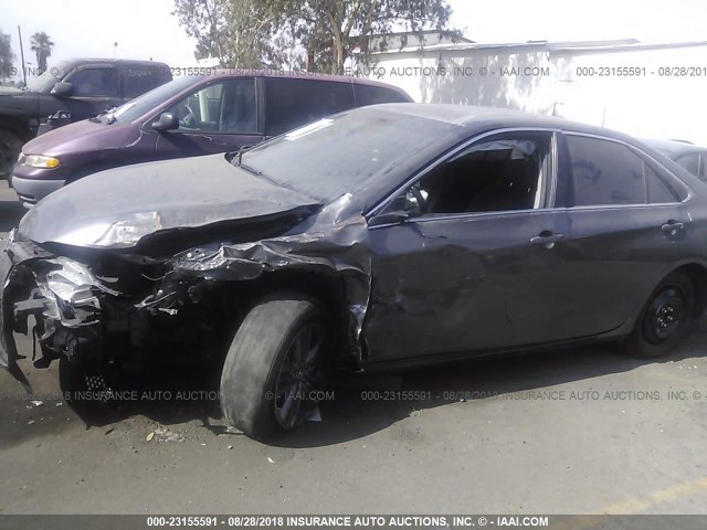 4T1BF1FK6HU359343 - 2017 TOYOTA CAMRY LE/XLE/SE/XSE 灰色 照片 6