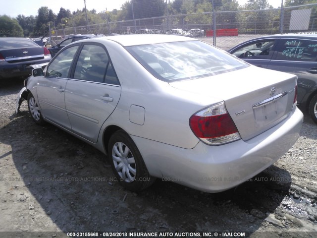 4T1BE32K25U613176 - 2005 TOYOTA CAMRY LE/XLE/SE SILVER photo 3