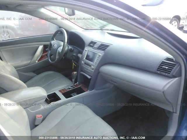 4T1BK3EK4BU615429 - 2011 TOYOTA CAMRY SE/LE/XLE 深蓝色 照片 5