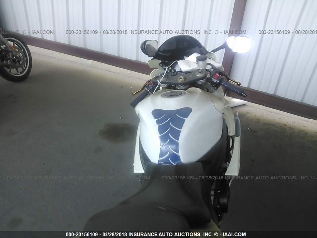 JS1GN7DAX62106636 - 2006 SUZUKI GSX-R600 K6 WHITE photo 5