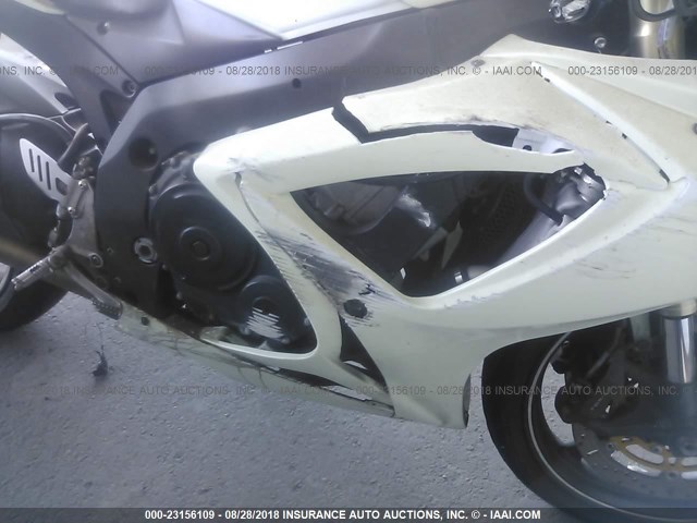 JS1GN7DAX62106636 - 2006 SUZUKI GSX-R600 K6 WHITE photo 8