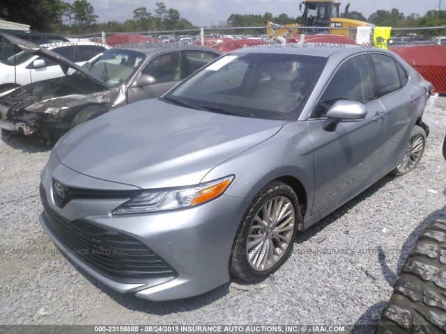 4T1B11HK4JU501254 - 2018 TOYOTA CAMRY L/LE/XLE/SE/XSE SILVER photo 2