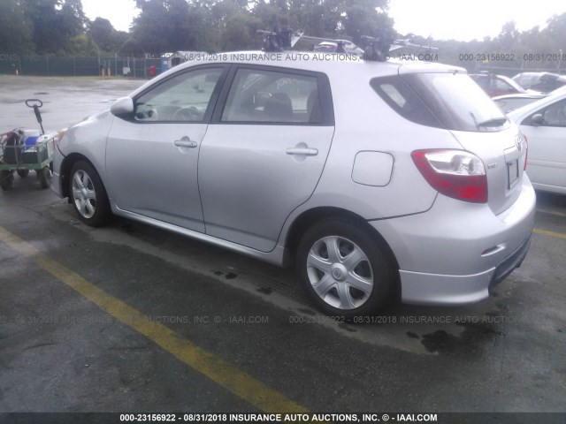 2T1KE40E69C012704 - 2009 TOYOTA COROLLA MATRIX S SILVER photo 3