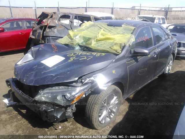 4T1BF1FK1HU279948 - 2017 TOYOTA CAMRY LE/XLE/SE/XSE 灰色 照片 2