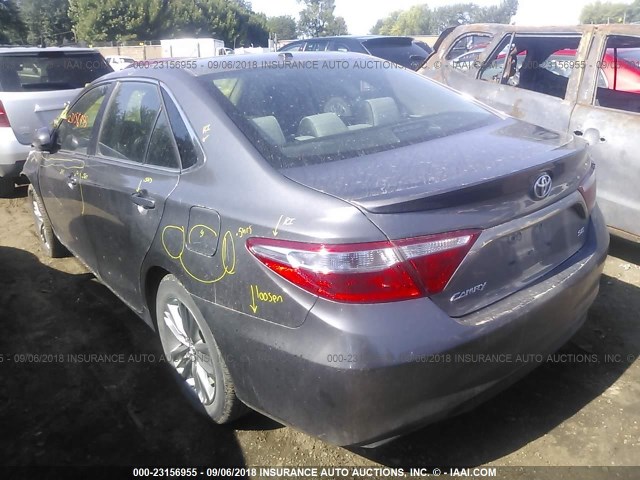 4T1BF1FK1HU279948 - 2017 TOYOTA CAMRY LE/XLE/SE/XSE 灰色 照片 3