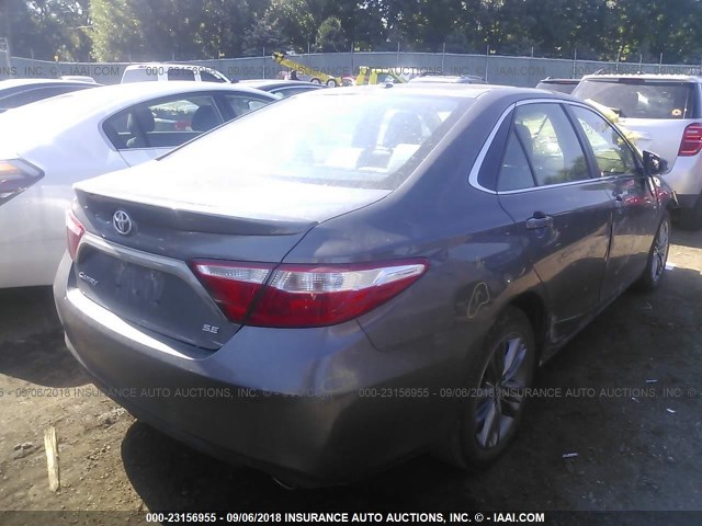 4T1BF1FK1HU279948 - 2017 TOYOTA CAMRY LE/XLE/SE/XSE 灰色 照片 4