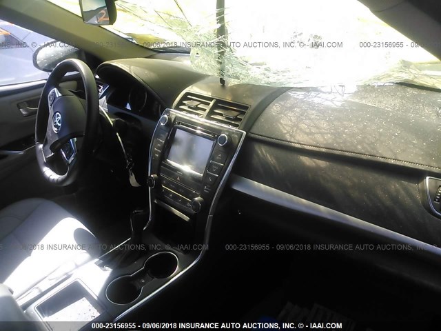 4T1BF1FK1HU279948 - 2017 TOYOTA CAMRY LE/XLE/SE/XSE 灰色 照片 5