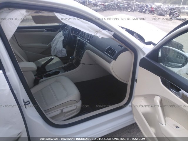 1VWBS7A37GC038349 - 2016 VOLKSWAGEN PASSAT SE WHITE photo 5