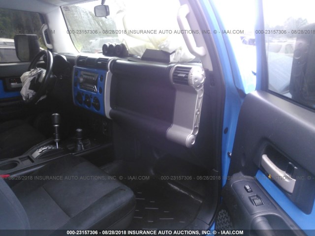 JTEBU11FX70094058 - 2007 TOYOTA FJ CRUISER BLUE photo 5