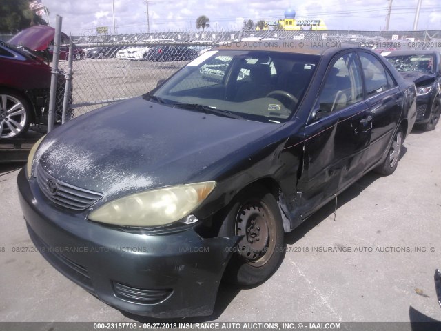 JTDBE32K763063016 - 2006 TOYOTA CAMRY LE/XLE GREEN photo 2