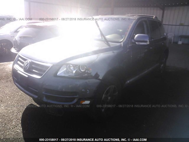 WVGBC77L44D074539 - 2004 VOLKSWAGEN TOUAREG 3.2 GRAY photo 2