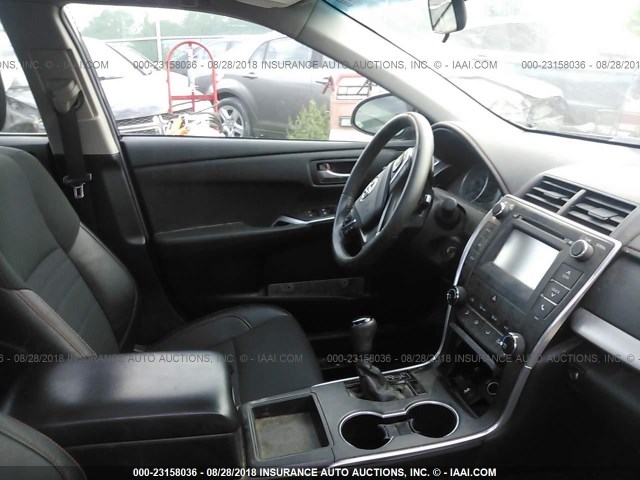 4T1BF1FK8GU260067 - 2016 TOYOTA CAMRY LE/XLE/SE/XSE 黑色 照片 5