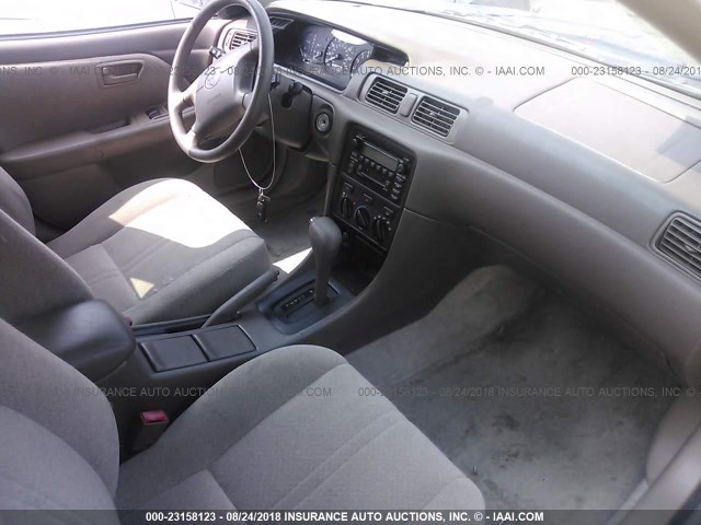 JT2BG22K810606106 - 2001 TOYOTA CAMRY CE/LE/XLE 棕色 照片 5
