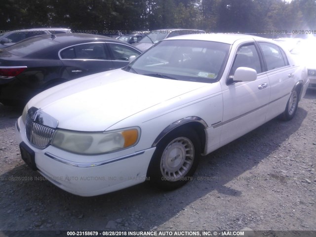 1LNFM81W8WY692742 - 1998 LINCOLN TOWN CAR EXECUTIVE WHITE photo 2
