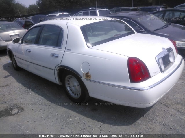 1LNFM81W8WY692742 - 1998 LINCOLN TOWN CAR EXECUTIVE WHITE photo 3