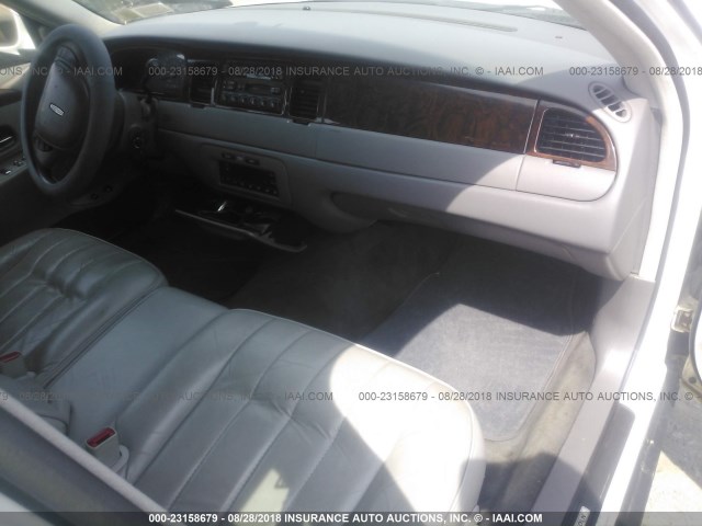 1LNFM81W8WY692742 - 1998 LINCOLN TOWN CAR EXECUTIVE WHITE photo 5
