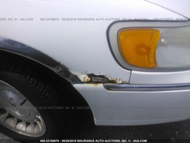 1LNFM81W8WY692742 - 1998 LINCOLN TOWN CAR EXECUTIVE WHITE photo 6
