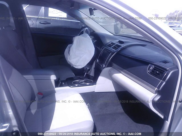 4T1BF1FKXCU121939 - 2012 TOYOTA CAMRY SE/LE/XLE 银色 照片 5