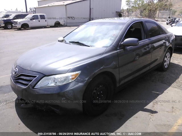 4T4BF3EK3BR187217 - 2011 TOYOTA CAMRY SE/LE/XLE ნაცრისფერი ფოტო 2