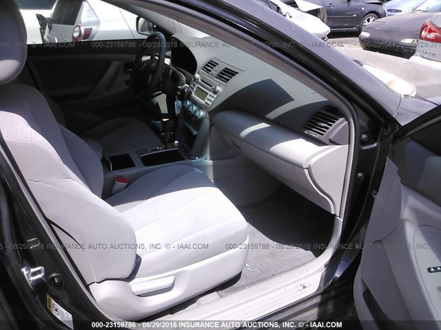 4T4BF3EK3BR187217 - 2011 TOYOTA CAMRY SE/LE/XLE ნაცრისფერი ფოტო 5