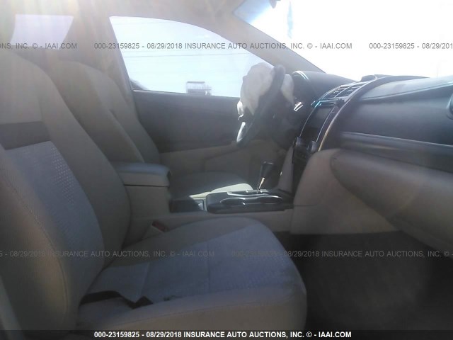 4T1BF1FK6CU555551 - 2012 TOYOTA CAMRY SE/LE/XLE თეთრი ფოტო 5
