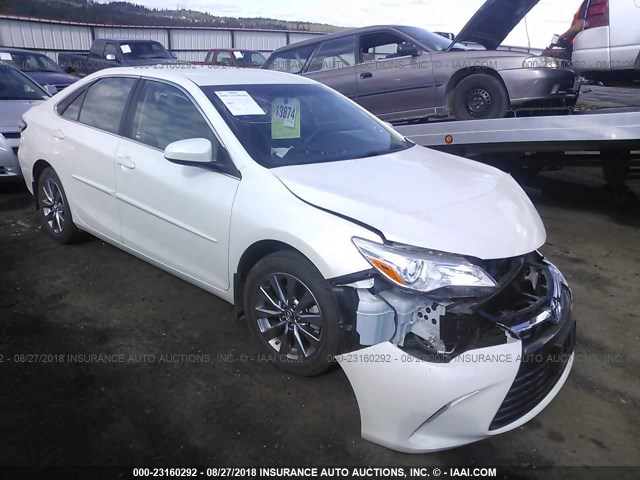 4T1BF1FK2HU324105 - 2017 TOYOTA CAMRY LE/XLE/SE/XSE 白色 照片 1
