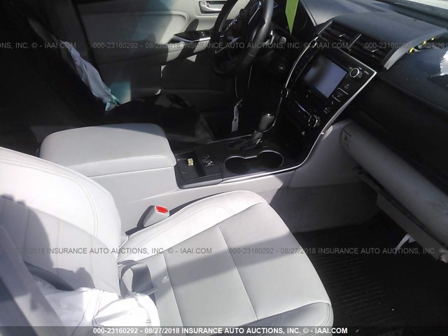4T1BF1FK2HU324105 - 2017 TOYOTA CAMRY LE/XLE/SE/XSE 白色 照片 5